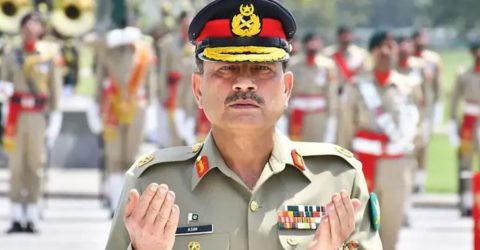 সংবিধান বদলে সেনাপ্রধানকে গ্রেফতার ও বিচার থেকে আজীবন দায়মুক্তি দিল পাকিস্তান